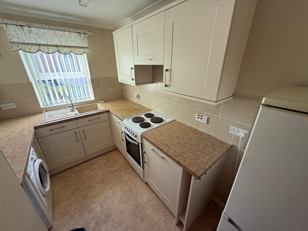 Lot: 128 - TWO-BEDROOM GROUND FLOOR RETIREMENT FLAT - Kitchen with fitted units and window